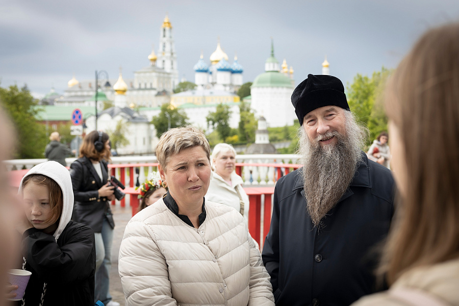 Епископ Сергиево-Посадский и Дмитровский Кирилл поздравил жителей и гостей Сергиева Посада с праздником Святой Троицы